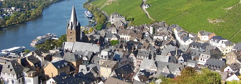 Mosel: Bernkastel-Kues aan de rivier met wijngaarden op de hellingen