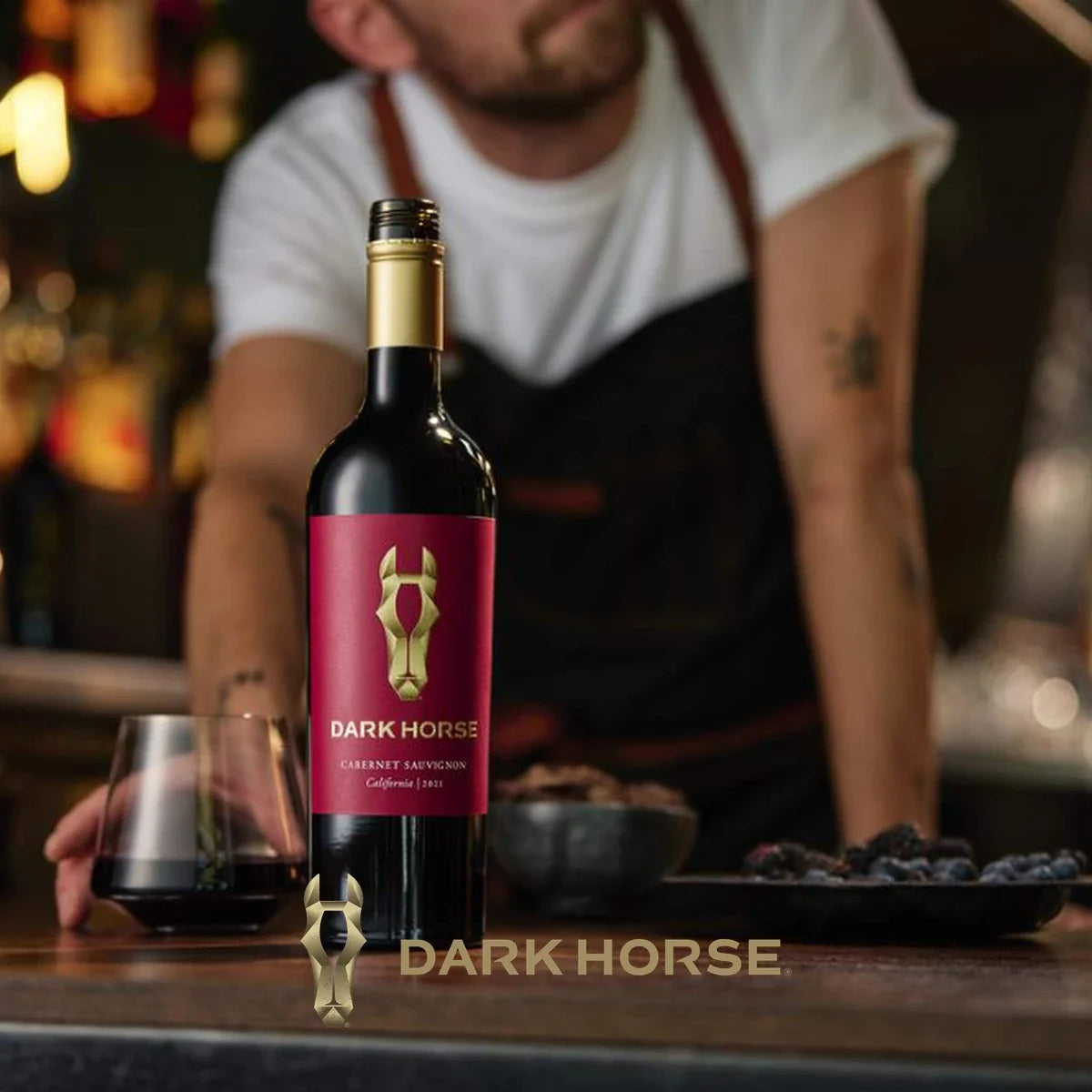 Dark Horse sfeerfoto met logo