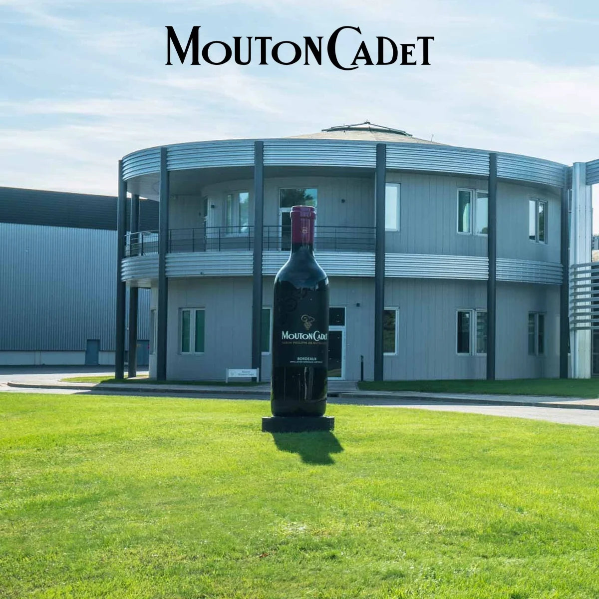 Mouton Cadet – officiële sfeerfoto met origineel wijnhuislogo