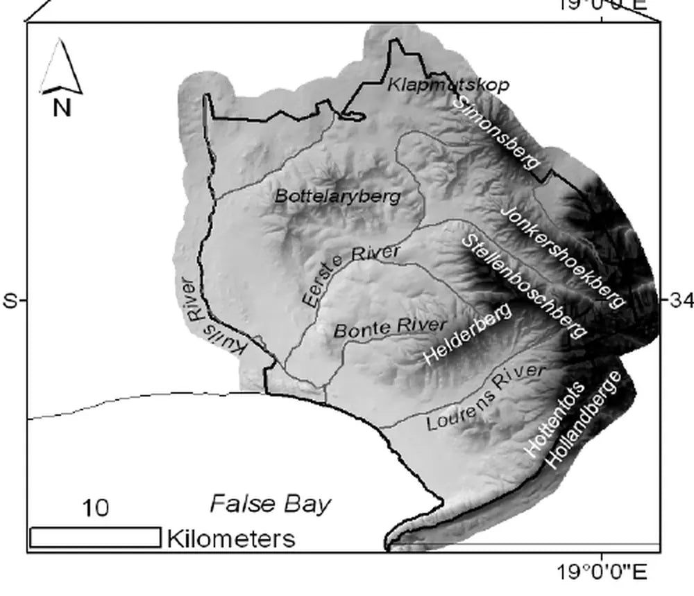 De detailkaart toont de afgebakende wijnherkomst Stellenbosch met de omliggende bergen en False Bay (Valsbaai).